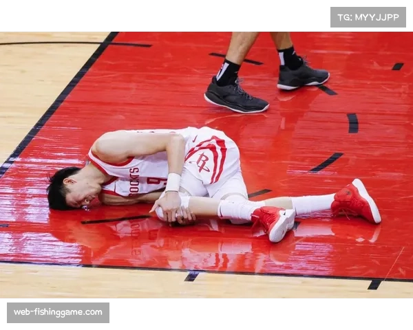 伤情更新:马赛中锋在一次争顶后无法坚持,被担架抬离场